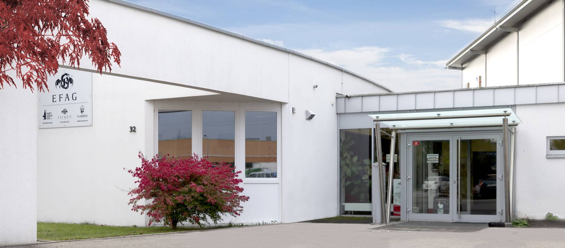 Die blütenweise Fasade der FICKEN Zentrale in Laupheim